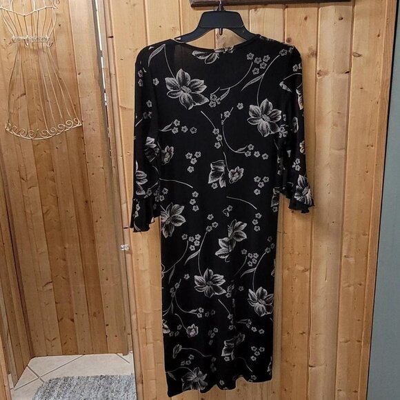 Black and White Floral Dress with 3/4 Sleeves and V-Neck #floraldress Medium/Sm - Picture 3 of 3